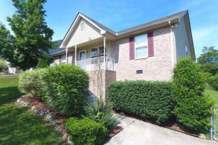 20 Minutes To Downtown Nashville W / Fenced In Yard - thumb 0