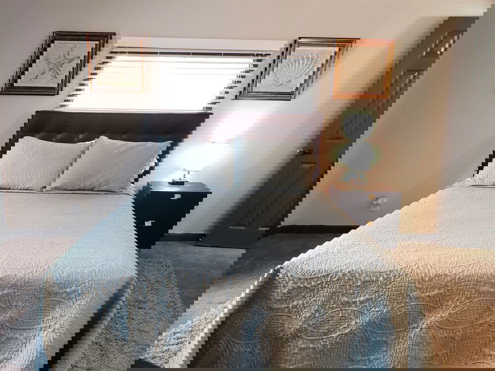 Apartment - 1064 College Street - thumb 1