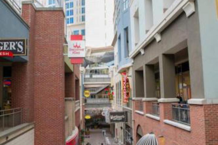 Relaxing 2BR Near All In Uptown Pool + Balcony - thumb 4