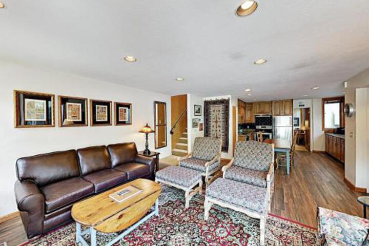 New Listing! Tamarack Chalet W / Pool & Hot Tubs Townhouse - thumb 0