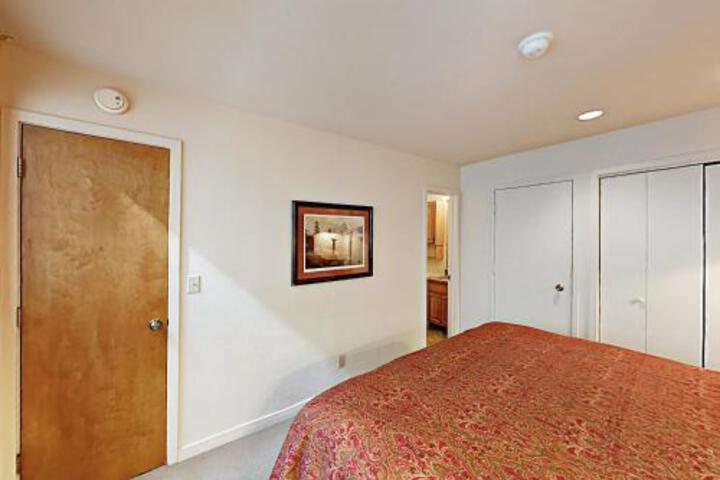 New Listing! Tamarack Chalet W / Pool & Hot Tubs Townhouse - thumb 2