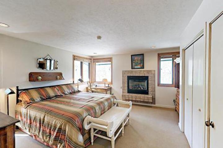 New Listing! Tamarack Chalet W / Pool & Hot Tubs Townhouse - thumb 1