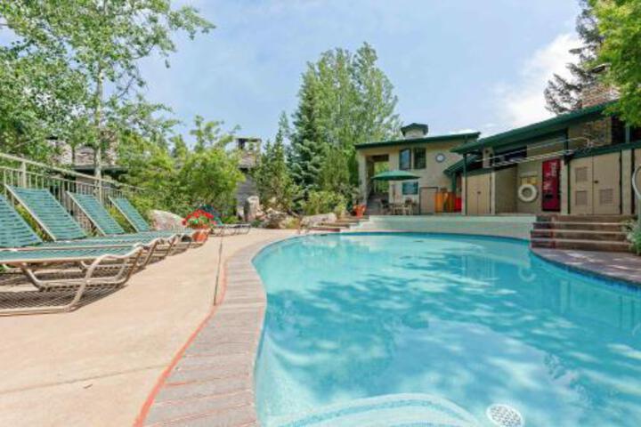 New Listing! Tamarack Chalet W / Pool & Hot Tubs Townhouse - thumb 4