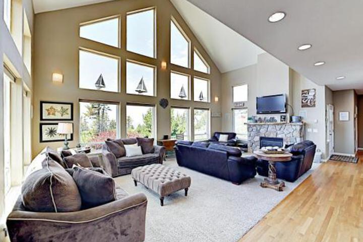 New Listing! Gated Gem: Ocean View Walk To Beach Home - thumb 4