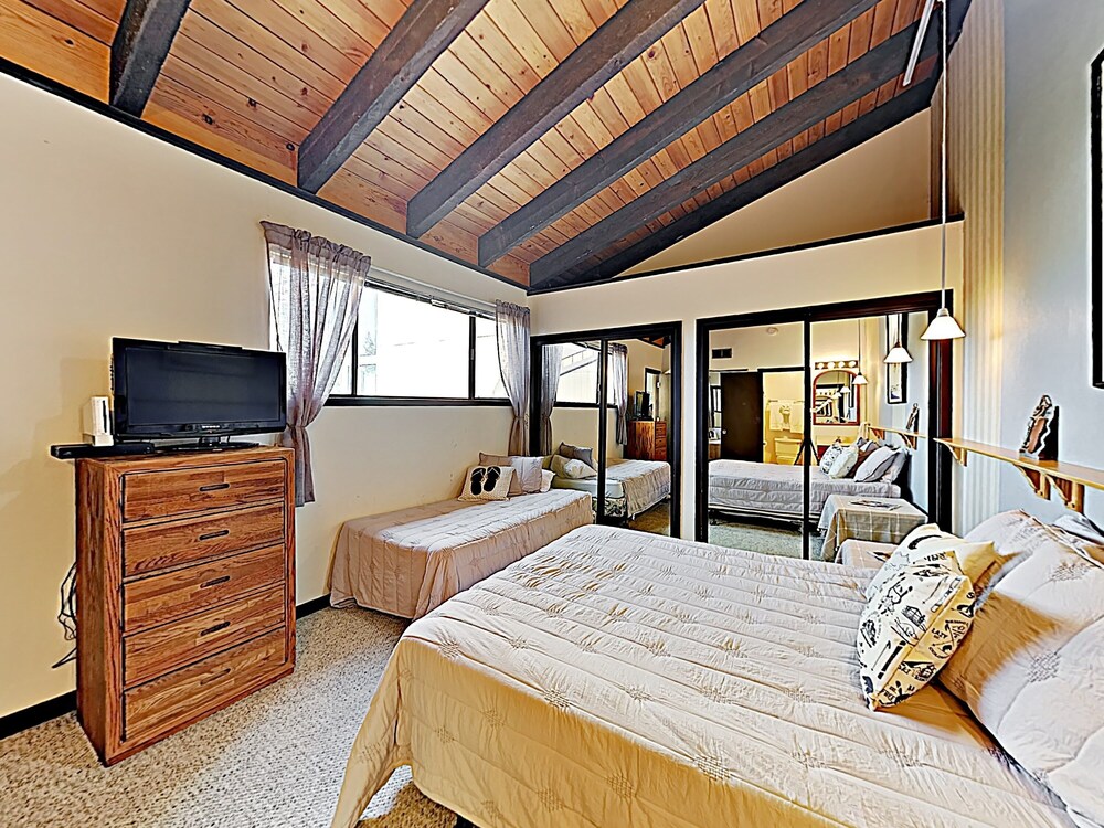 New Listing! Mountain View Townhome W / Hot Tub 4 Bedroom Townhouse - thumb 3