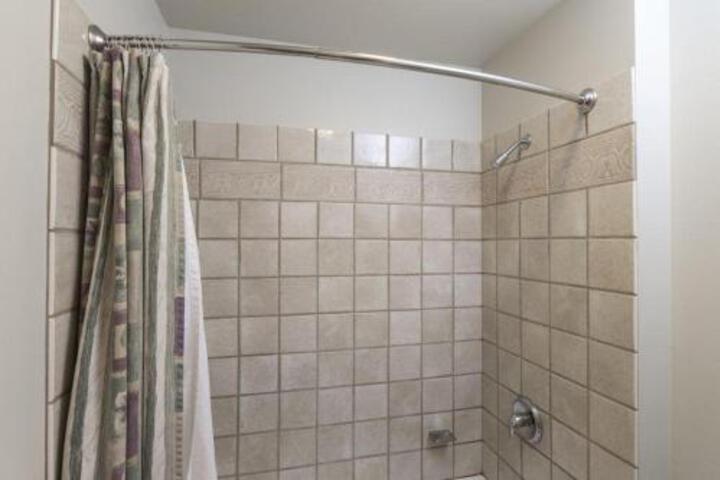 Kintla 404 Lock Off Hotel Room - thumb 3