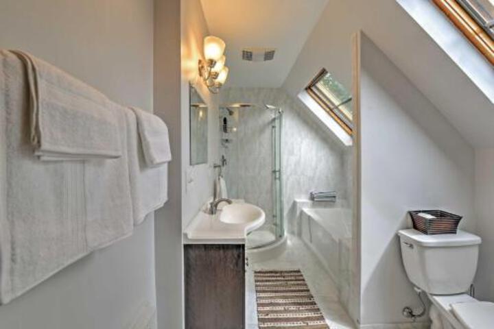 Alluring 3BR Hyannis House Close To Beach! - thumb 2