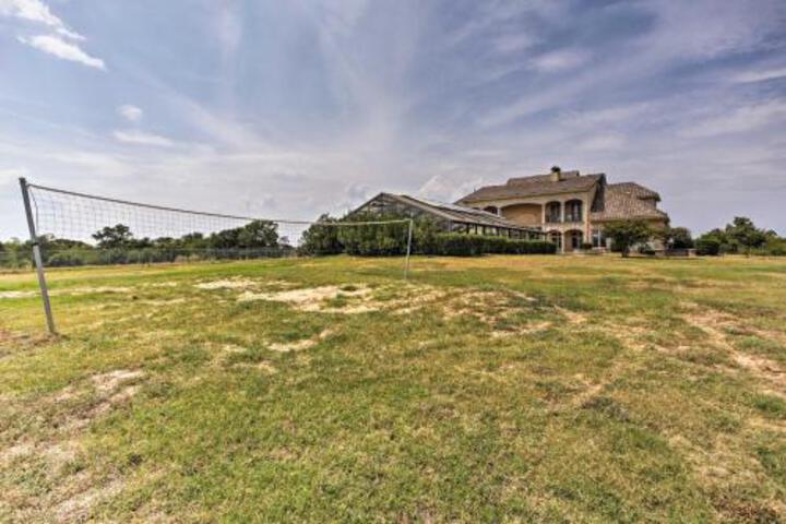 Lavish Denison Mansion On 124 Acres W / Indoor Pool! - thumb 1