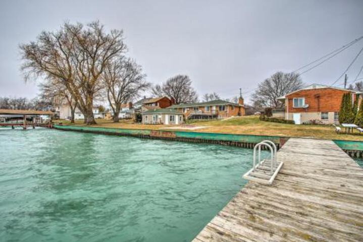Waterfront Home W / Shared Dock On Lake St. Clair! - thumb 5
