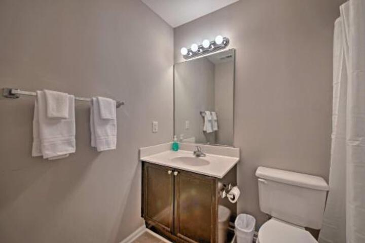 Updated Charlotte Home W / Deck 10 Minutes To UNCC - thumb 5