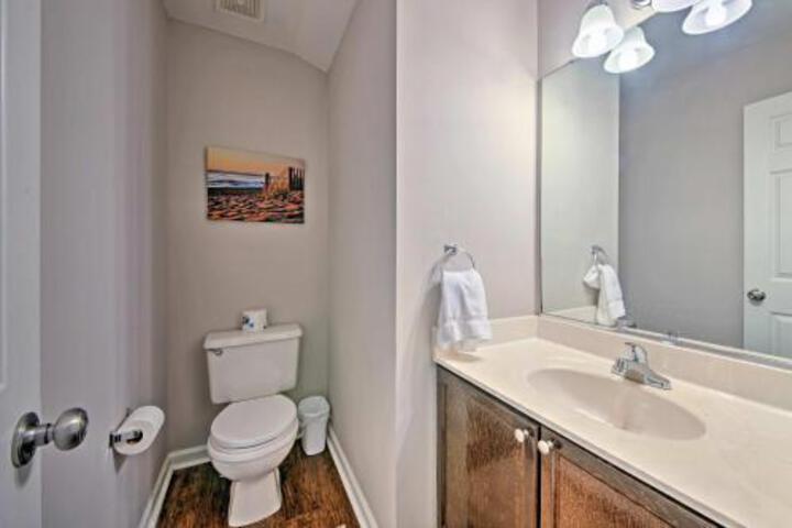 Updated Charlotte Home W / Deck 10 Minutes To UNCC - thumb 2