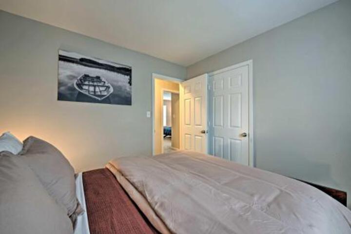 Updated Charlotte Home W / Deck 10 Minutes To UNCC - thumb 1