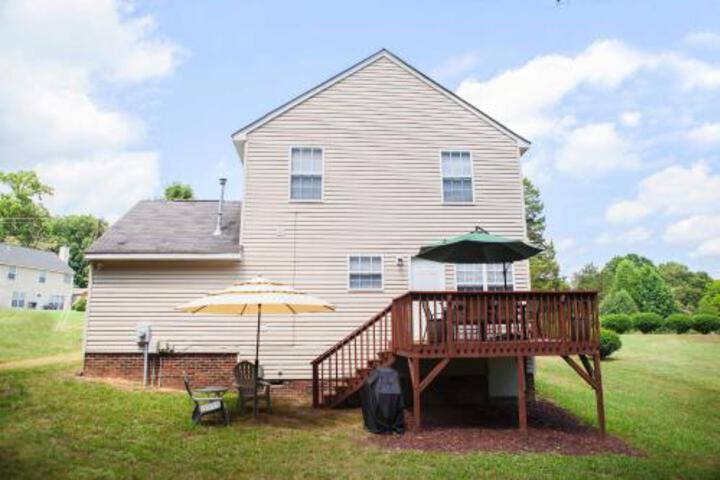 Updated Charlotte Home W / Deck 10 Minutes To UNCC - thumb 6