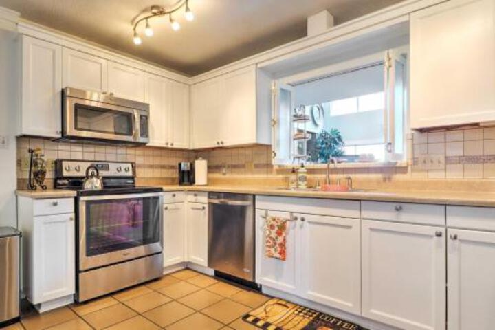 Waterfront Lake Travis Luxury Home W / Large Deck! - thumb 2