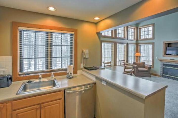 Boyne Falls Townhome W / Forest Views Walk To Lifts! - thumb 4