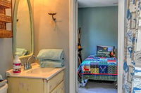 Isle of Wight Lances Treehouse w / Backyard  Dock