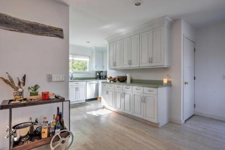 Upscale Montauk Villa W / Hot Tub Near Beach & Parks - thumb 0