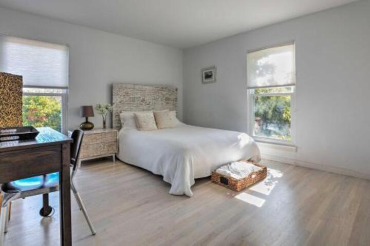 Upscale Montauk Villa W / Hot Tub Near Beach & Parks - thumb 2