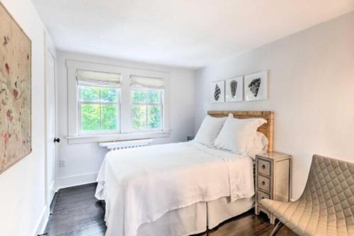 Southampton Home W / Pool & Deck 5 Minutes To Beach - thumb 0