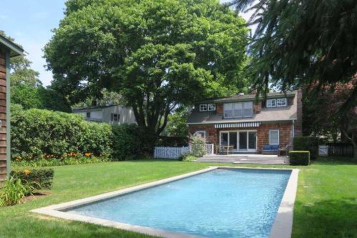 Southampton Home W / Pool & Deck 5 Minutes To Beach - thumb 2