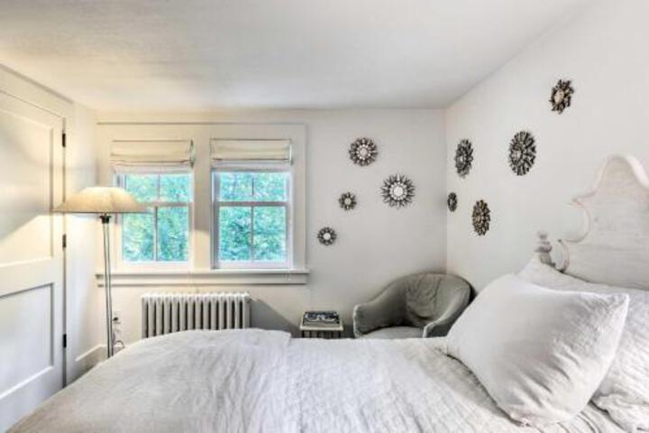 Southampton Home W / Pool & Deck 5 Minutes To Beach - thumb 5