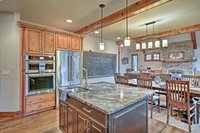 Cle Elum Home on Golf Course w / Fire Pit  Hot Tub