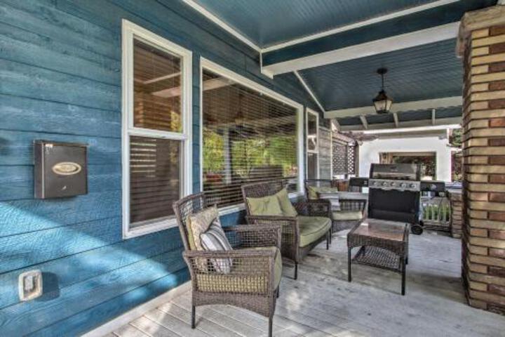 Spacious Bungalow With Backyard & Walkable Location! - thumb 4