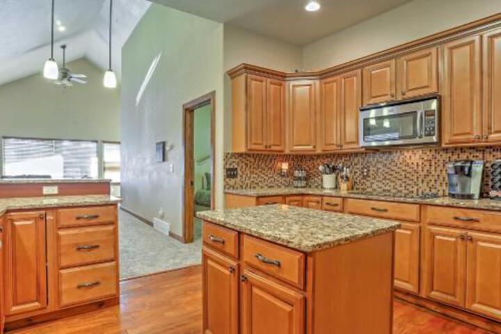 Spacious Bungalow With Backyard & Walkable Location! - thumb 2