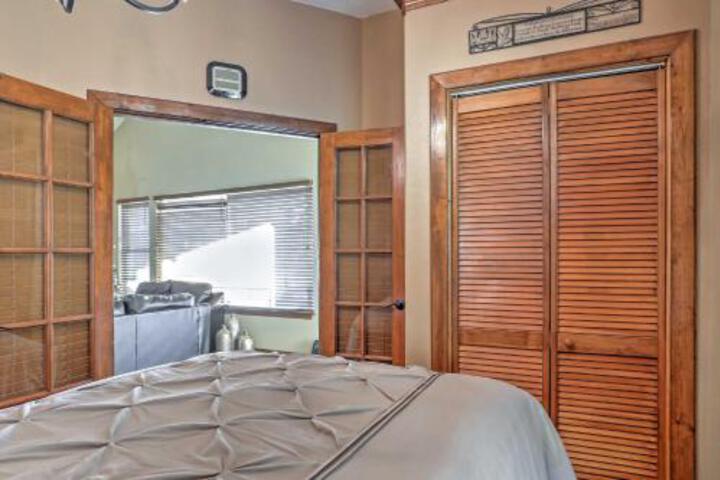 Spacious Bungalow With Backyard & Walkable Location! - thumb 5