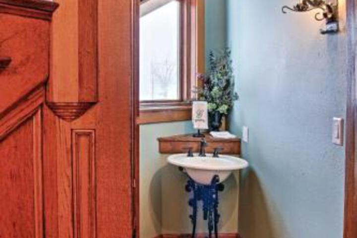 Historic Jefferson Home Restored & Spacious! - thumb 6