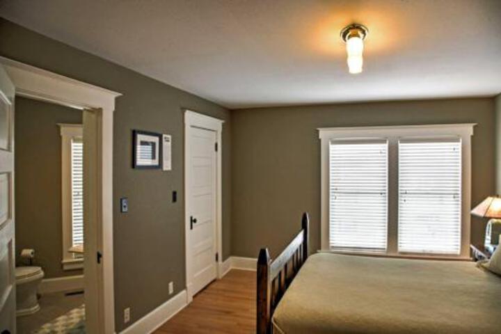 Historic Jefferson Home Restored & Spacious! - thumb 2