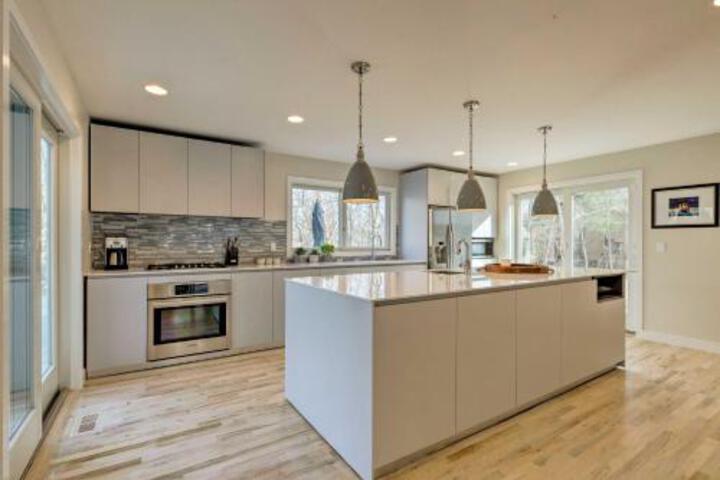 Hamptons Home W / Heated Pool Walk To Beach! - thumb 3