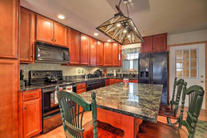 Cozy Central Lake Placid Townhome W / Porch! - thumb 1