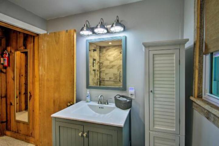 Waterfront Sebago Lake Cottage W / Dock + Beach - thumb 3