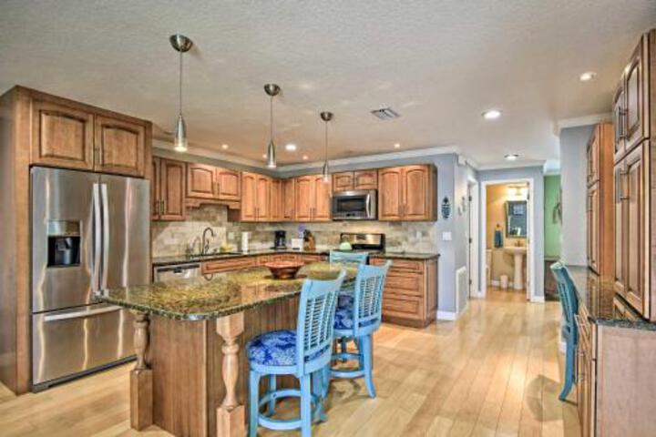 Downtown Cocoa Beach Townhome Steps To Shore! - thumb 3