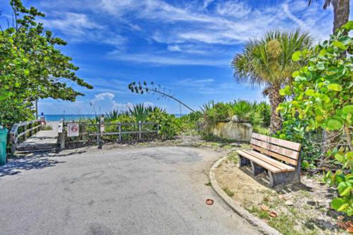 Downtown Cocoa Beach Townhome Steps To Shore! - thumb 6
