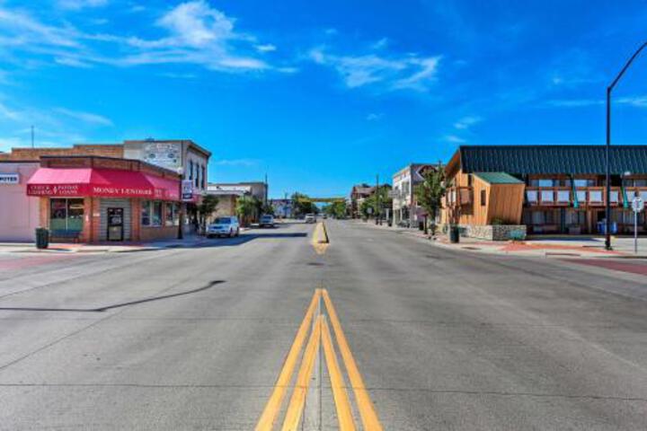 Contemporary Sheridan Home With Porch Walk Downtown - thumb 0