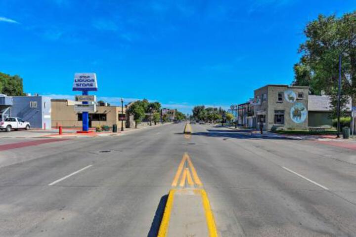 Contemporary Sheridan Home With Porch Walk Downtown - thumb 1