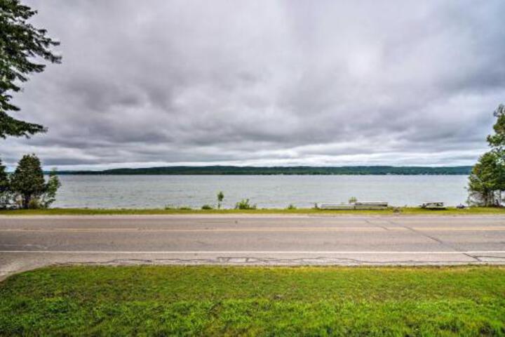 Lake Charlevoix Home W / Hot Tub 2Mi To Boyne! - thumb 4