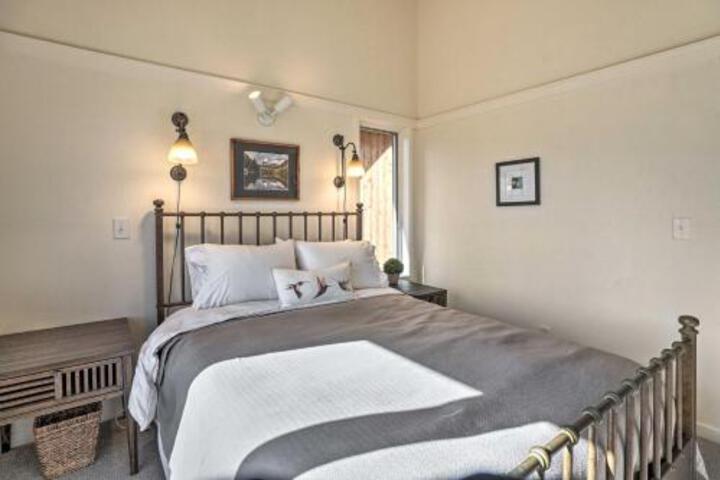 Modern Cabin W / Balcony Views + Fireplace! - thumb 0