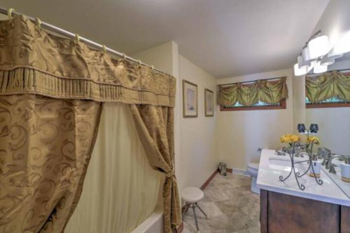 Charming East Falmouth House 4 Miles To Beach! - thumb 3