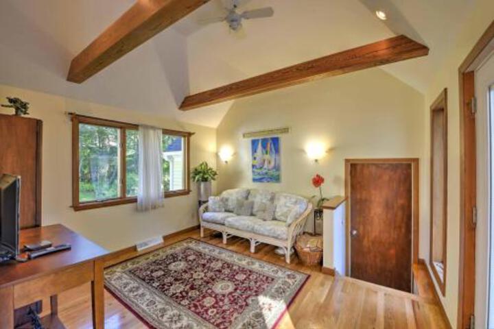 Charming East Falmouth House 4 Miles To Beach! - thumb 2