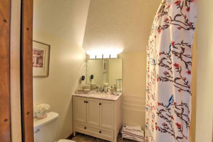 Charming East Falmouth House 4 Miles To Beach! - thumb 7