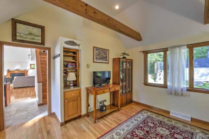 Charming East Falmouth House 4 Miles To Beach! - thumb 4