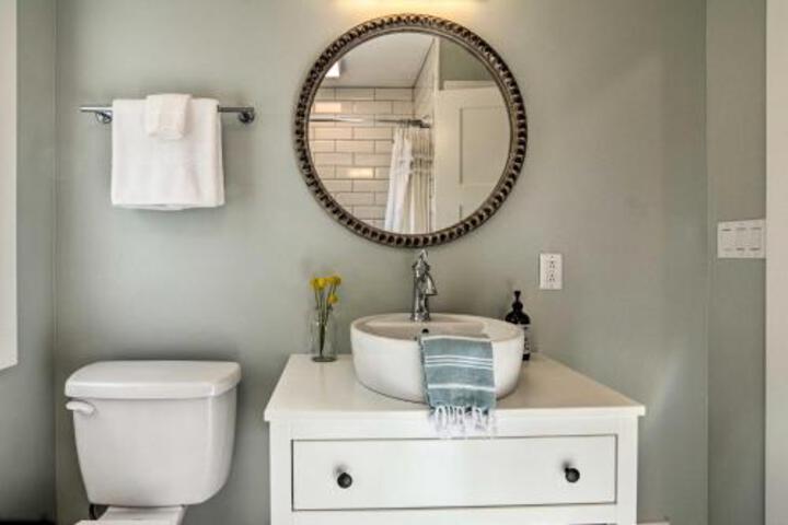 Cozy Modern Home 2 Miles From Downtown Erie! - thumb 2