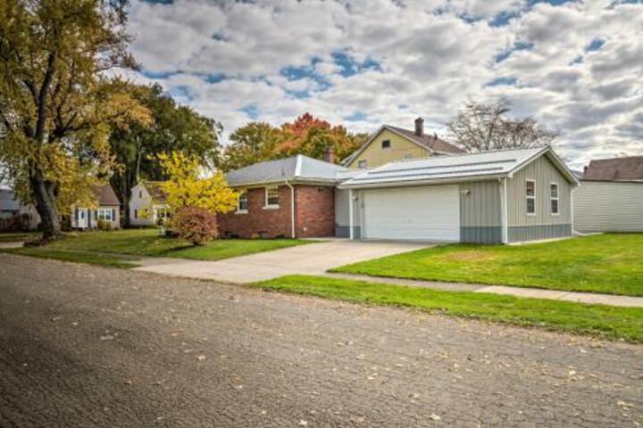 Cozy Modern Home 2 Miles From Downtown Erie! - thumb 3