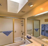 Townhome with Private Patio  Mountain Views - Accommodation Seattle