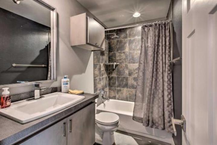 Family Home W / Private Yard & Modern Kitchen! - thumb 6