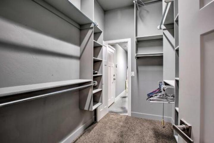 Family Home W / Private Yard & Modern Kitchen! - thumb 4