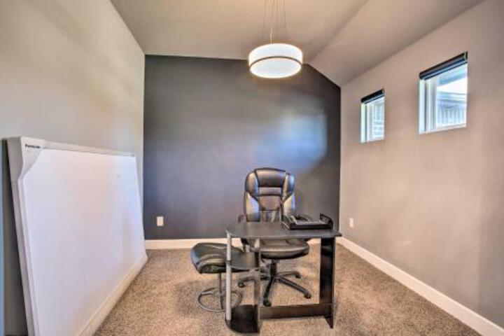 Family Home W / Private Yard & Modern Kitchen! - thumb 5